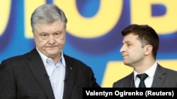 Петр Порошенко и Владимир Зеленский во время дебатов на НСК «Олимпийский» 19 апреля 2019 года
