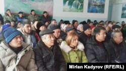Участники акции протеста против разработчиков угольных месторождений в Нарынской области КР.