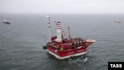 Российская нефтяная платформа "Приразломная" в Печорском море.