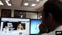 Човек користи Фејсбук во Иран.