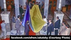 24 серпня 1991 року: народні депутати вносять до парламенту синьо-жовтий прапор