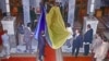 Киев, 21 августа 1991 года. Огромный украинский флаг вносят с улицы в здание Верховного Совета УССР