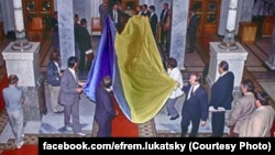 Киев, 21 августа 1991 года. Огромный украинский флаг вносят с улицы в здание Верховного Совета УССР