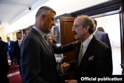 Engel gjatë një takimi me presidentin e atëhershëm të Kosovës, Hashim Thaçi, në Prishtinë në korrik të vitit 2019.