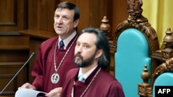 Wasyl Bryntsew (ç) we Konstitusion suduň sudýasy (s), Kiýew, 31-nji iýul, 2015