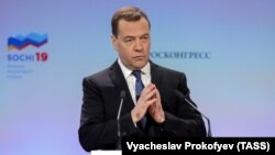 Премьер Дмитрий Медведев выступает перед губернаторами