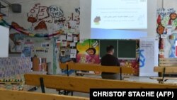 یک پناهجوی سوری در انتظار شروع کلاس آموزشی ویژه پناهجویان در آلمان