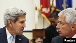 John Kerry (majtas) dhe Chuck Hagel