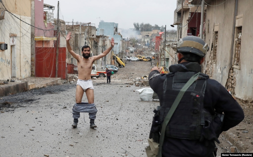 Specijalne vojne snage Iraka pregledaju muškarce u potrazi za eksplozivom, Mosul, 4. mart 2017. Foto: Goran Tomašević/Reuters