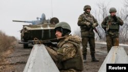 Украинские военные в окрестностях Дебальцева. Февраль 2015 года.