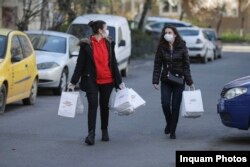 București, actiune de impartire a articolelor sanitare in Ferentari, 17 martie 2020