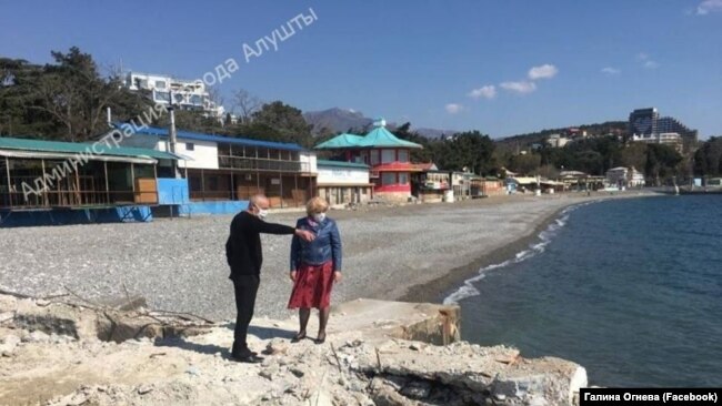 Глава администрации Алушты Галина Огнева инспектирует выполнение берегоукрепительных сооружений на городской набережной