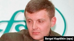 Александър Литвиненко по време на пресконференция в Москва. 17 ноември 1998 г.