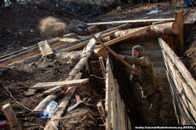 Військовий на позиціях під Золотим на Луганщині, листопад 2019 року (фото Андрія Дубчака)