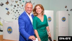 Igor Dodon și soția sa Galina, la o secție de votare în Chișinău, 3 iunie 2018