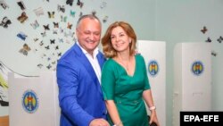 Igor Dodon și soția sa, Galina Dodon, votând pentru alegerile locale din Chișinău, turul al doilea, 3 iunie 2018