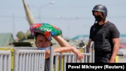 Мужчина на блокпосту у границы закрытого на карантин Алматы. 11 мая 2020 года.