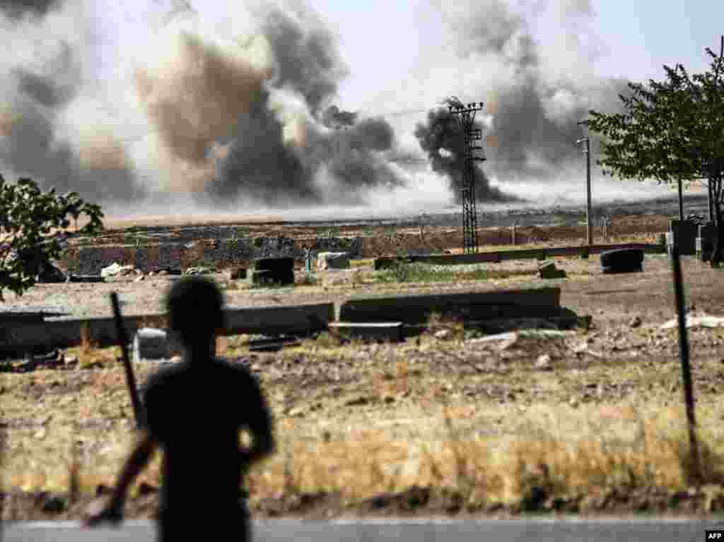 Karkamiş. 1-nji sentýabr, türk serhedine ýakyn Jarabulus şäheriniň golaýynda duran oglan. (AFP/Bulent Kilic)