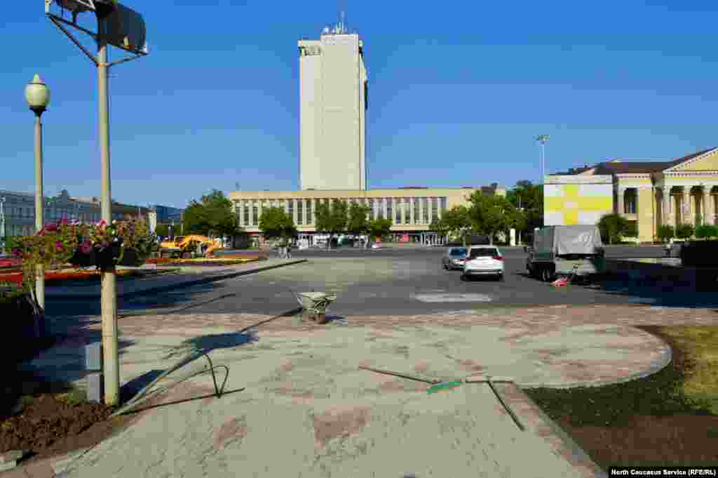 Около здания правительства Ставропольского края