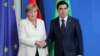 Merkel: Türkmenistan diplomatlaryň türmelere baryp görmegini geňeşer