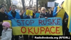 Митинг в Праге. Лозунг на чешском языке: "Стоп российской оккупации".