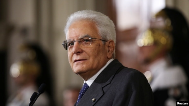 Mattarella mora nagovoriti posvađane političke stranke da vladaju zemljom dok se ne pozicioniraju za održavanje izbora čiji se datum još ne zna