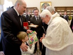 Аляксандар Лукашэнка, яго сын Мікалай і Папа Рымскі Бэнэдыкт XVI, Ватыкан, 27 красавіка 2009
