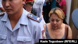 Мать заключенного Хакима Закирова. Алматы, 30 июля 2010 года.