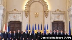 România- Membrii guvernului României, alături de președintele Iohannis