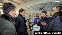 На ТЭЦ Бишкека. В центре - премьер-министр Сапар Исаков и глава Нацэнергохолдинга Айбек Калиев. 27 января 2018 года.