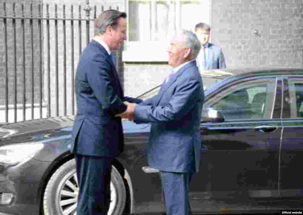 23 июля президент Казахстана Назарбаев приехал в Лондон, где встретился с британским премьер-министром Кэмероном. До этого казахстанские официальные СМИ сообщили, что Назарбаев находился в отпуске.