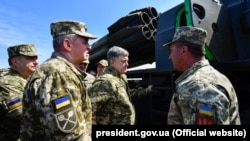 Президент Петр Порошенко с украинскими военными. Архивное фото