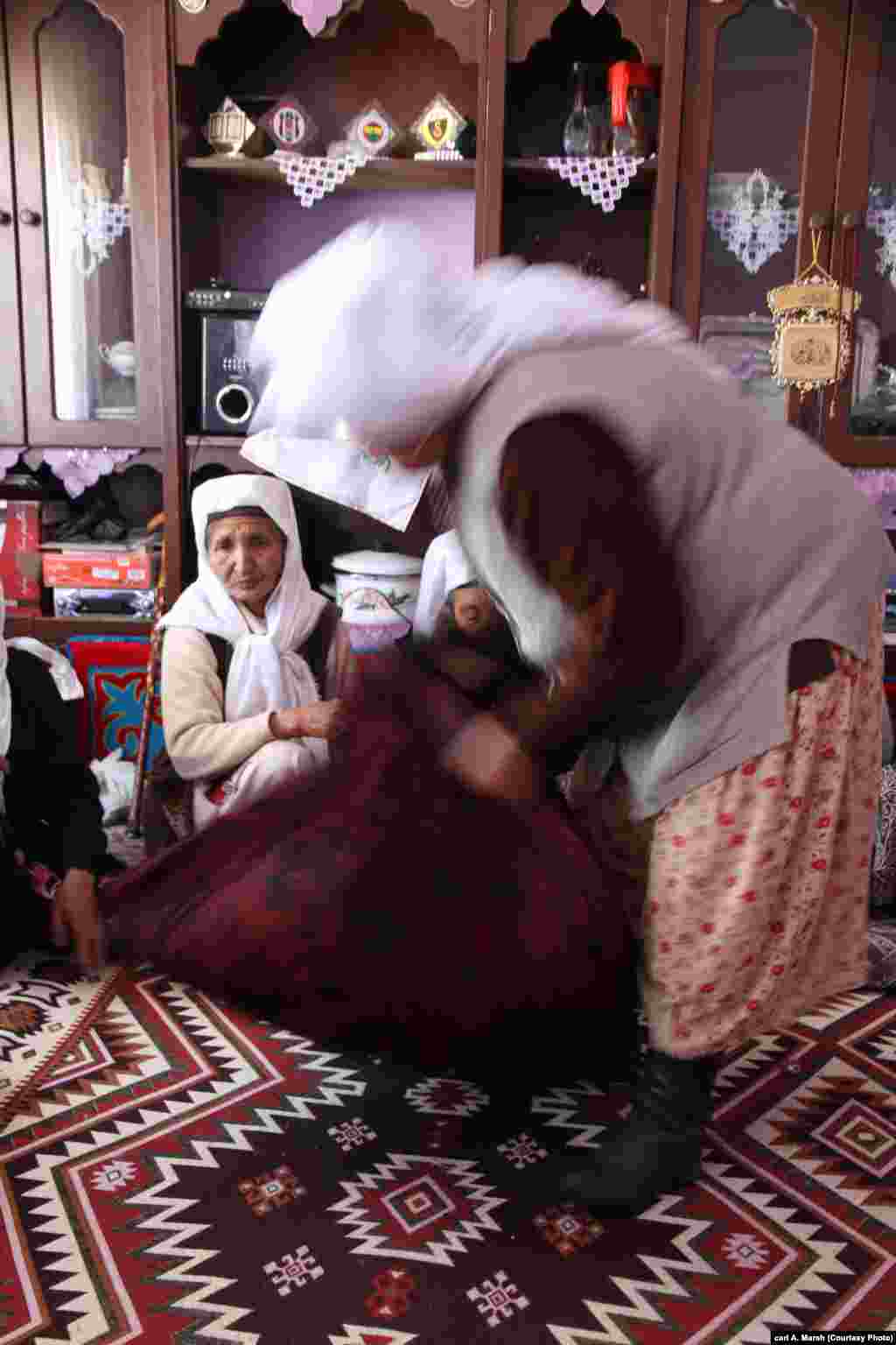 Кыргызские женщины региона Памир собирают подарки для проводов невесты. Теперь в Турции, где кыргызы инструктированы спонсируемыми государством муллами, больше не поют на семейных торжествах. 