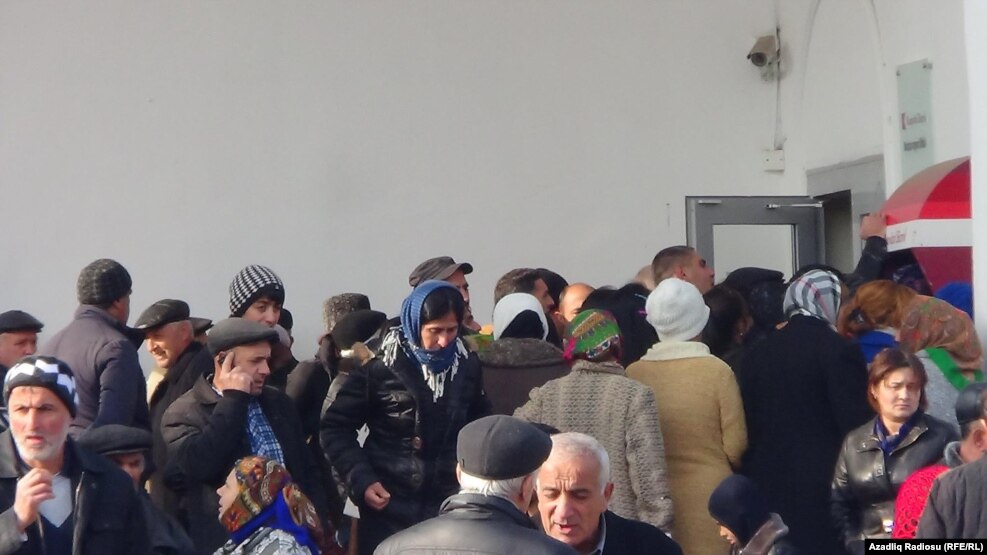 Astarada bankomat qarşısında növbə.