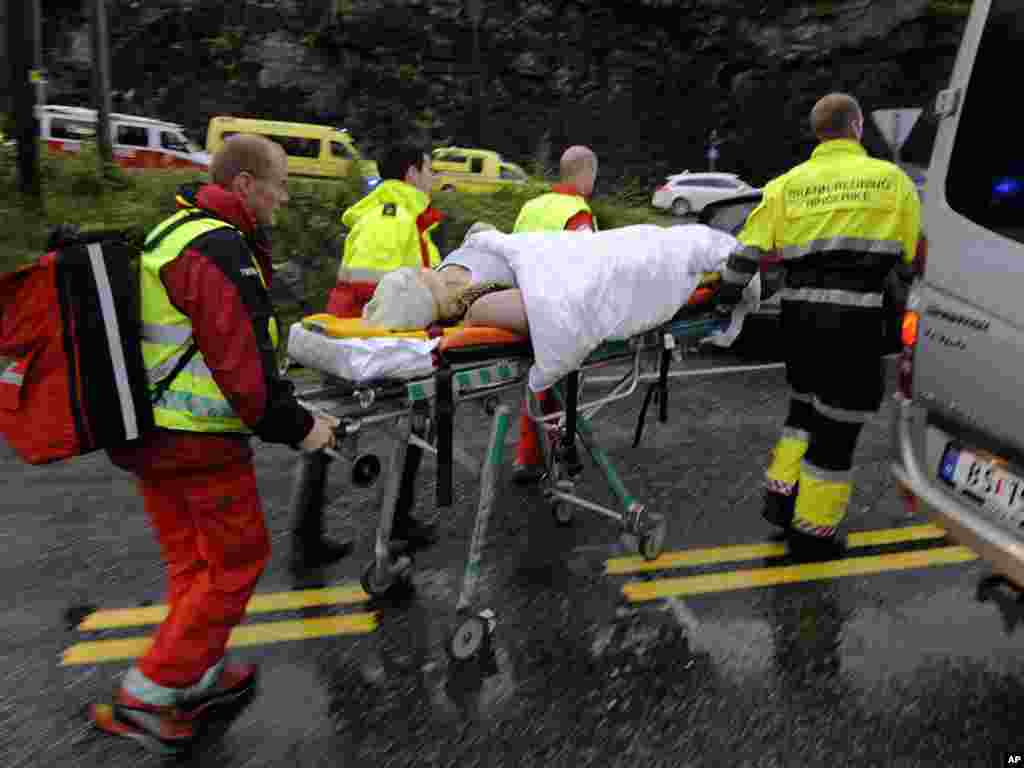 Medicii acordă ajutor răniților din tabăra de tineret de pe insula Storoya, unde atacatorul a ucis 84 de oameni în rafale de mitralieră.