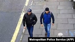 Fotografia celor doi suspecți, prezentată de poliția britanică. 