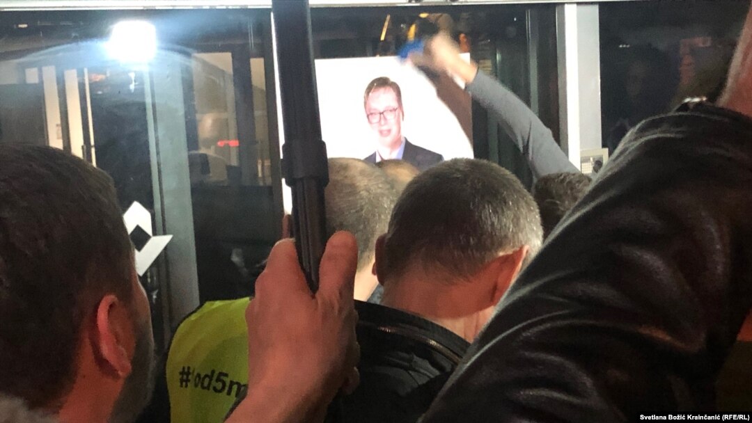 Okupljeni ispred RTS zalepili su na vrata drzavne televizije fotografiju predsednika Srbije Aleksandra Vučića