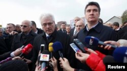 Predsjednik Hrvatske Ivo Josipović i premijer Zoran Milanović u Vukovaru