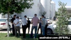 На одной из автостоянок в Ашхабаде.