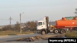 У Керчі великовантажі розбили дорогу в спальному районі