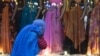 یو ان دی پی: بیشتر زنان در افغانستان بدون حضور یک مرد خانواده؛ اجازه رفتن به بازار هم ندارند