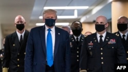 دونالد ترامپ هنگام بازدید از بیمارستان نظامی والتر رید در روز شنبه