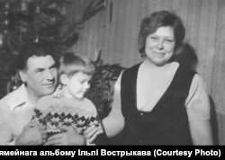 Цімох Вострыкаў з жонкай Аленай і сынам
