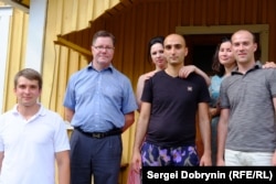 Российские Свидетели Иеговы и представитель финской общины Харри (второй слева)