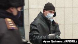 Полиция ЛГБТ өкілдерінің құқықтары жайлы айтып, пикет өткізген белсенді Михаил Сейсебаевты ұстап барады. Алматы, 20 қараша 2020 жыл.