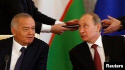 Президент России Владимир Путин (справа) и президент Узбекистана Ислам Каримов во время подписания двусторонних документов о сотрудничестве. Москва, 15 апреля 2013 года.