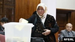 An Afghan parliamentarian casts her ballot in an election in Kabul in 2010. (file photo) 