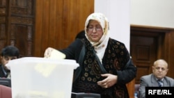 Женщина опускает бюллетень в избирательную урну во время выборов. Кабул, 2 января 2010 года. 