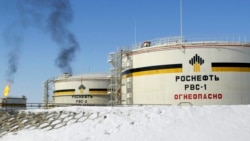 Резервуари російського державного нафтового гіганта «Роснефть» на нафтовому родовищі в Західному Сибіру