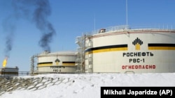 A view of reservoirs of Russian state-controlled oil giant OAO Rosneft at the Priobskoye oil field near Nefteyugansk in western Siberia (file photo)